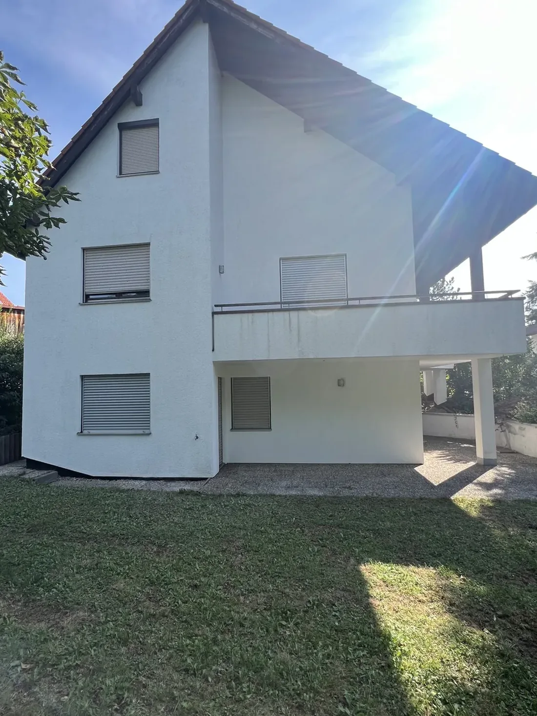 Dasselbe Haus nach der Reinigung, wieder gleichmäßig hell